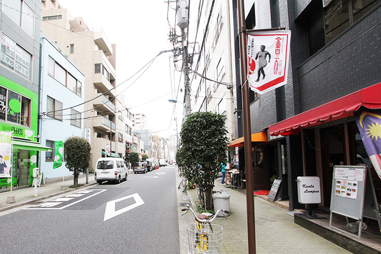 建物の前の道路の写真